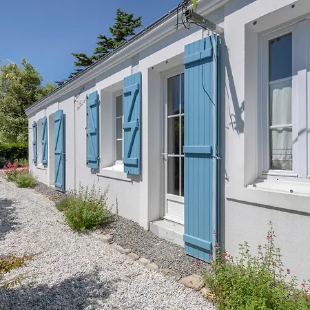 Maison De Famille Et Dependances A *